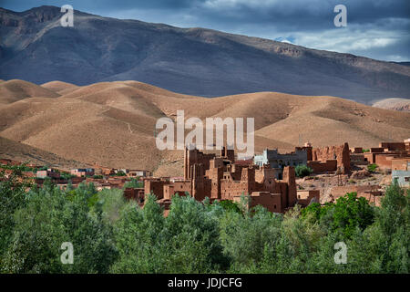 Dorf Ait Ouglif mit Ton Casbahs im Dades Tal mit Bergen des hohen Atlas hinter, Marokko, Afrika Stockfoto