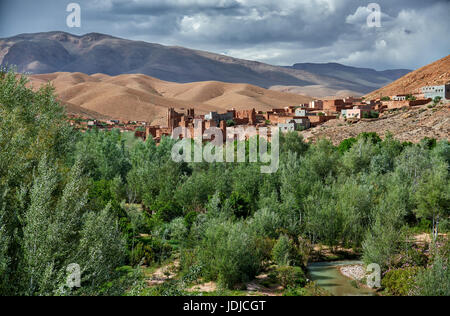 Dorf Ait Ouglif mit Ton Casbahs im Dades Tal mit Bergen des hohen Atlas hinter, Marokko, Afrika Stockfoto