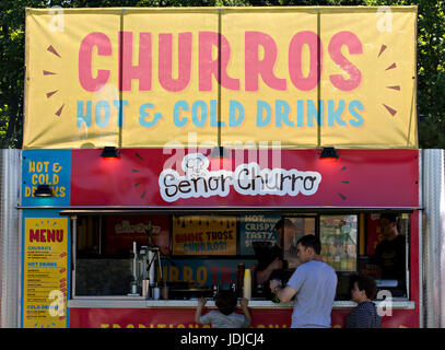 Ein Stall zu verkaufen, Churros und Getränke auf dem Africa Oye-Musik-Festival in Sefton Park Liverpool Stockfoto