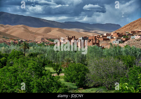 Dorf Ait Ouglif mit Ton Casbahs im Dades Tal mit Bergen des hohen Atlas hinter, Marokko, Afrika Stockfoto