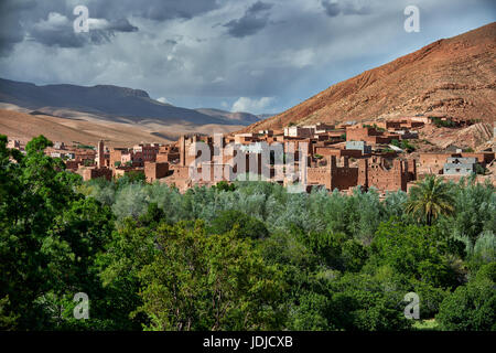 Dorf Ait Ouglif mit Ton Casbahs im Dades Tal mit Bergen des hohen Atlas hinter, Marokko, Afrika Stockfoto