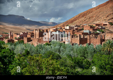 Dorf Ait Ouglif mit Ton Casbahs im Dades Tal mit Bergen des hohen Atlas hinter, Marokko, Afrika Stockfoto