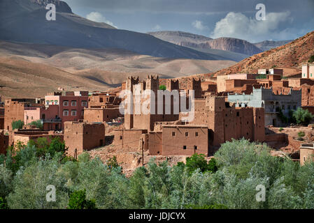 Dorf Ait Ouglif mit Ton Casbahs im Dades Tal mit Bergen des hohen Atlas hinter, Marokko, Afrika Stockfoto