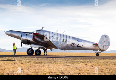 QUEENSTOWN, Südafrika - 17. Juni 2017: Twin Beechcraft Model E18S - 9700 zweimotorige Flugzeuge, bereit zum ausziehen in Queenstown Air Show Stockfoto