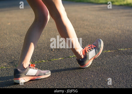 Läuft die Treppe mit Laufschuhen Nahaufnahme von hinten Stockfoto