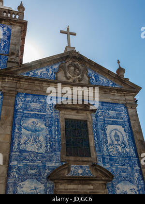 Capela das Almas dekoriert mit Azulejo Kacheln - Capela de Santa Catarina in Porto, Portugal Stockfoto