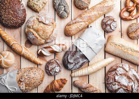 Lecker, frisch gebackenes Brot auf hölzernen Hintergrund Stockfoto