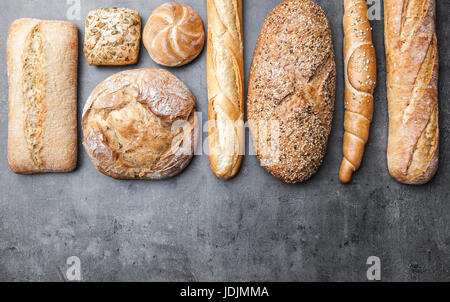 Lecker gebackenes frisch Weißbrot auf hölzernen Hintergrund Stockfoto