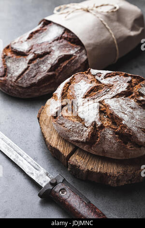 Lecker, frisch gebackenes Brot auf hölzernen Hintergrund Stockfoto