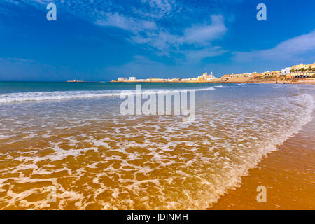 Strand und Kathedrale von Cádiz, Andalusien, Spanien Stockfoto