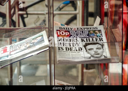 Ian Brady ist tot, Moors-Killer Ian Brady stirbt, Tageszeitungsüberschrift Stockfoto