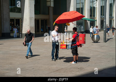 29.05.2017, Berlin, Deutschland, Europa - mobile Wurst Verkäufer am Alexanderplatz in Berlin. Stockfoto