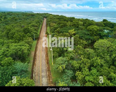 Küste Landstraße in Nicaragua Luftbild. Straße um grünen Wald Stockfoto