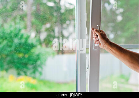 Man öffnet sich ein Fenster Stockfoto