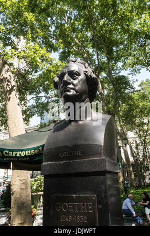 Goethe-Büste im Bryant Park, New York Stockfoto