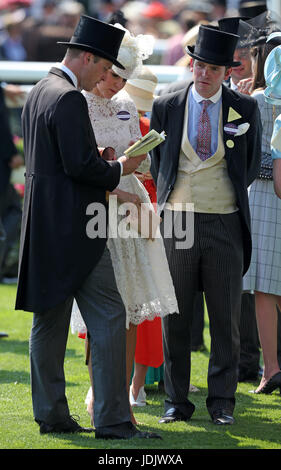 Der Herzog und die Herzogin von Cambridge und James Meades in den Parade-Ring vor dem Start der Könige stehen Einsätze bei Tag eins des Royal Ascot in Ascot Racecourse. Stockfoto