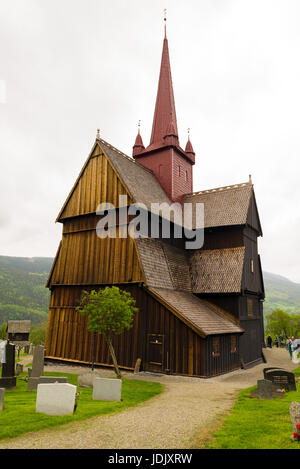 Die Stabkirche in Ringebu, erbaut um das Jahr 1220, ist einer der weniger als 30 Stabkirchen zu überleben und ist eines der größten. Stockfoto