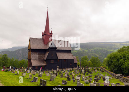 Die Stabkirche in Ringebu, erbaut um das Jahr 1220, ist einer der weniger als 30 Stabkirchen zu überleben und ist eines der größten. Stockfoto