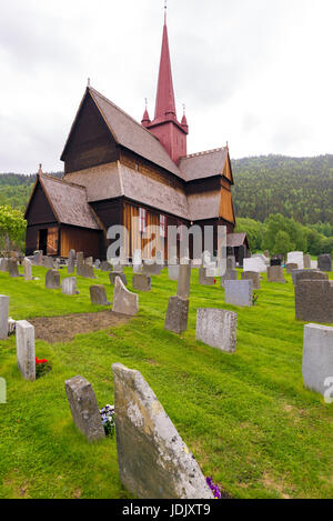 Die Stabkirche in Ringebu, erbaut um das Jahr 1220, ist einer der weniger als 30 Stabkirchen zu überleben und ist eines der größten. Stockfoto