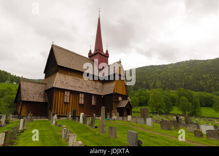 Die Stabkirche in Ringebu, erbaut um das Jahr 1220, ist einer der weniger als 30 Stabkirchen zu überleben und ist eines der größten. Stockfoto