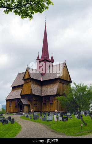 Die Stabkirche in Ringebu, erbaut um das Jahr 1220, ist einer der weniger als 30 Stabkirchen zu überleben und ist eines der größten. Stockfoto