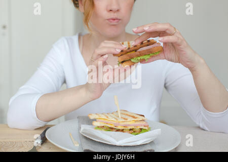 Nicht erkennbare Frau, Sandwich Stockfoto