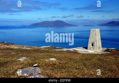 Mit Blick auf den Sound von Harris in Richtung Ceapabhal Hügel unter dem Trig Gesichtspunkt Beinn Shleibhe auf der Insel Berneray auf North Uist, äußeren Hebriden. Stockfoto