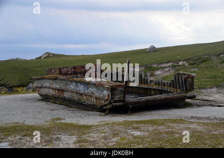 Die alte hölzerne Fähre für die Insel Berneray (Bearnaraigh) zur Isle of North Uist, äußeren Hebriden, schottischen Inseln, Schottland, UK Stockfoto