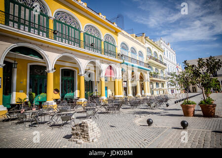 Bunte Gebäude von gelb, blau und grün auf dem Platz in Havanna. Stockfoto