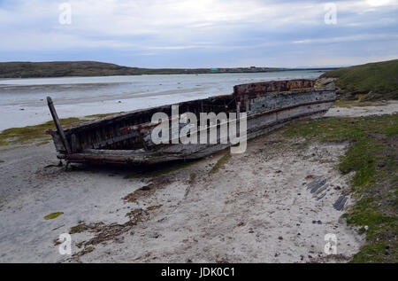 Die alte hölzerne Fähre für die Insel Berneray (Bearnaraigh) zur Isle of North Uist, äußeren Hebriden, schottischen Inseln, Schottland, UK Stockfoto