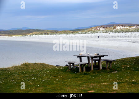 Hölzerne Picknick-Tisch mit Blick auf Traigh Lingeigh Strand am hebt Sands (hebt Shannda) Insel der äußeren Hebriden, North Uist, schottischen Inseln, Stockfoto
