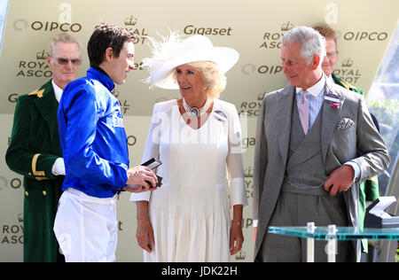 Jockey James Doyle (links) nach dem Gewinn der St James Palace Stakes mit The Duchess of Cornwall und der Prince Of Wales während der Tag eins des Royal Ascot in Ascot Racecourse. Stockfoto