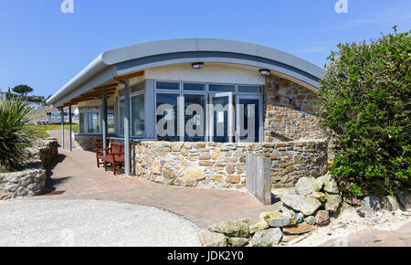 Das Büro der Tourist-Information für Porthcressa Strand und Bucht Hugh Town, St. Mary's Island, Isles of Scilly, Cornwall, England, UK Stockfoto