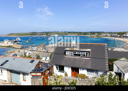 Mit Blick auf den Hafen und die Stadt Strand von Hugh Town, St. Marien, Isles of Scilly, Cornwall, England, UK Stockfoto