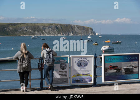 Swanage Pier und die Jura-Küste Dorset England UK. Juni 2017. Stockfoto