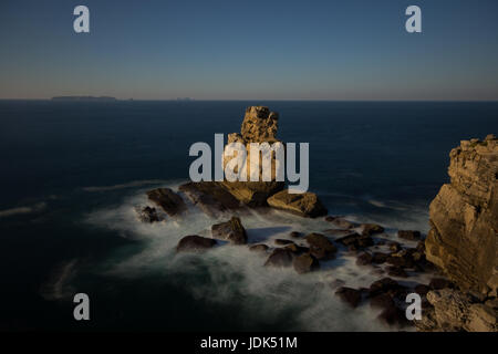 Schönen Felsen im Wasser. nau dos corvos im Carvoeiro Kap. Atlantik Küste in der Nähe von Peniche in Portugal. Stockfoto