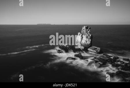 Schönen Felsen im Wasser. nau dos corvos im Carvoeiro Kap. Atlantik Küste in der Nähe von Peniche in Portugal. Stockfoto