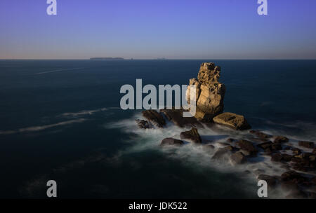 Schönen Felsen im Wasser. nau dos corvos im Carvoeiro Kap. Atlantik Küste in der Nähe von Peniche in Portugal. Stockfoto