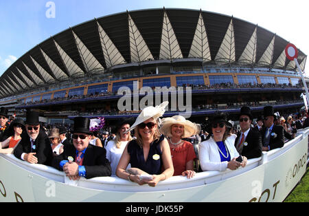 Racegoers auf der Tribüne während Tag eins des Royal Ascot in Ascot Racecourse. Stockfoto