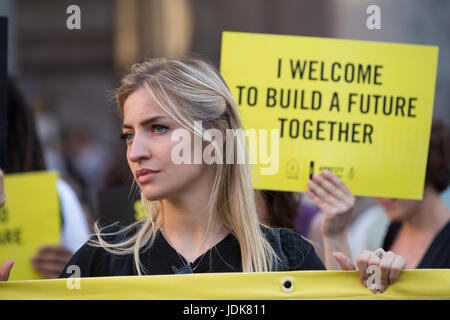 Rom, Italien. 20. Juni 2017. Für den Weltflüchtlingstag haben die Aktivisten von "Amnesty International Italia" einen Flashmob in Rom vor dem Pantheon organisiert. Bildnachweis: Matteo Nardone/Pacific Press/Alamy Live-Nachrichten Stockfoto