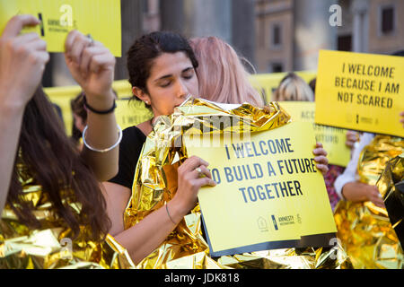 Rom, Italien. 20. Juni 2017. Für den Weltflüchtlingstag haben die Aktivisten von "Amnesty International Italia" einen Flashmob in Rom vor dem Pantheon organisiert. Bildnachweis: Matteo Nardone/Pacific Press/Alamy Live-Nachrichten Stockfoto