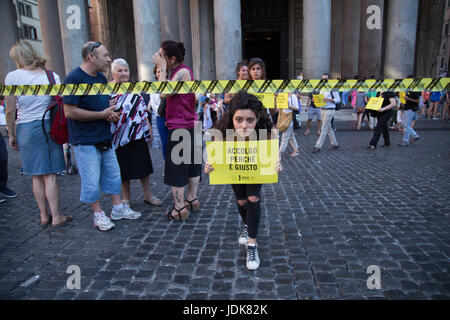 Rom, Italien. 20. Juni 2017. Für den Weltflüchtlingstag haben die Aktivisten von "Amnesty International Italia" einen Flashmob in Rom vor dem Pantheon organisiert. Bildnachweis: Matteo Nardone/Pacific Press/Alamy Live-Nachrichten Stockfoto