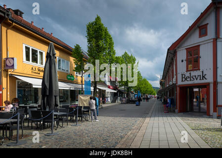 LILLEHAMMER, Norwegen - 6. Juni 2017: Downtown in einem Frühlingstag. Lillehammer Stadt war Olympischen Winterspiele 1994. Stockfoto