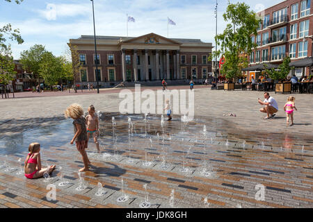 Leeuwarden, Niederlande, 11. Juni 2017: Kinder spielen in Brunnen in der Nähe von Gerichtshof in der niederländischen Stadt Leeuwarden in den Niederlanden Stockfoto