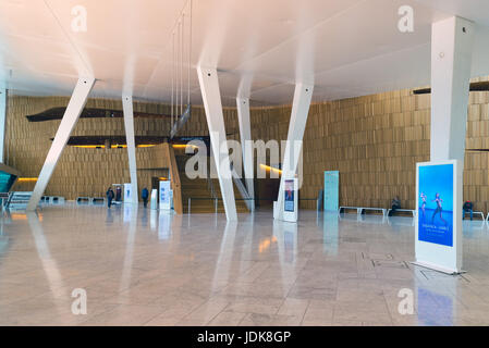 OSLO, Norwegen - 7. Juni 2017: Foyer des Opernhauses in Oslo. High-Tech-Innenraum. Stockfoto