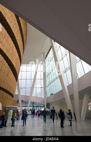 OSLO, Norwegen - 7. Juni 2017: Foyer des Opernhauses in Oslo. High-Tech-Innenraum. Stockfoto