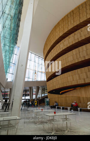 OSLO, Norwegen - 7. Juni 2017: Foyer des Opernhauses in Oslo. High-Tech-Innenraum. Stockfoto