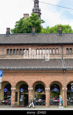 OSLO, Norwegen - 8. Juni 2017: Dronningens Gate, neben der Kathedrale ist ein lebendiger Ort mit Terrassen und restaurants Stockfoto