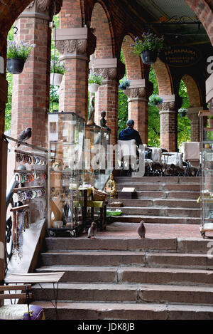 OSLO, Norwegen - 8. Juni 2017: Dronningens Gate, neben der Kathedrale ist ein lebendiger Ort mit Terrassen und restaurants Stockfoto