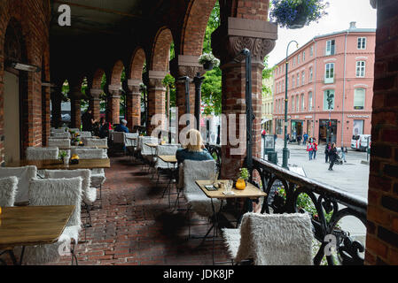 OSLO, Norwegen - 8. Juni 2017: Dronningens Gate, neben der Kathedrale ist ein lebendiger Ort mit Terrassen und restaurants Stockfoto